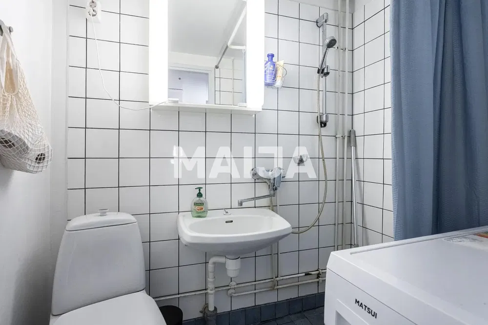 Кухиња; кухињски апарати, дрвени под, природно светло, модерни стил