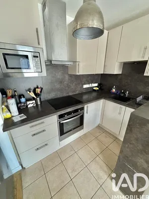 Кухиња; кухињски апарати, дрвени под, природно светло, модерни стил