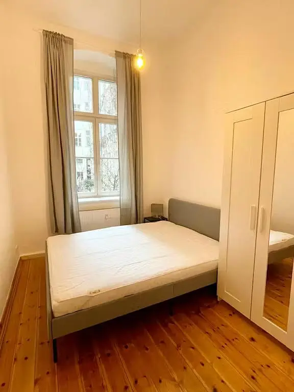 Mutfak; mutfak aletleri, ahşap zemin, doğal ışık, modern stil