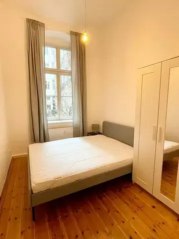 Kuchnia; sprzęt kuchenny, podłoga drewniana, światło dzienne, styl nowoczesny