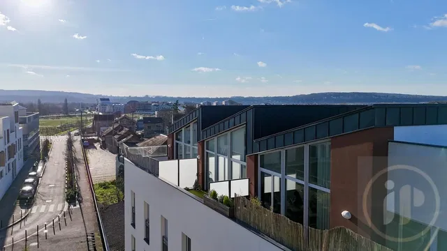 Obývací pokoj; dřevěná podlaha, přirozené světlo, moderní styl