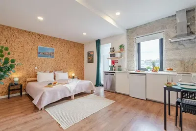 Kuhinja; kućanski aparati, drveni pod, prirodna svjetlost, moderan stil