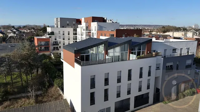 Kuchyně; kuchyňské spotřebiče, dřevěná podlaha, přirozené světlo, moderní styl