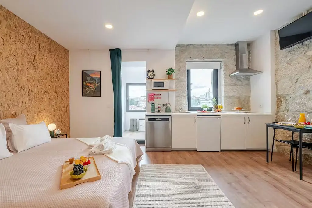 Kuhinja; kućanski aparati, drveni pod, prirodna svjetlost, moderan stil