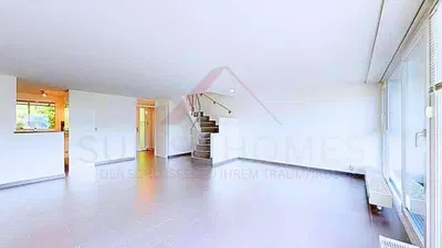 Keuken; keukenapparatuur, houten vloer, natuurlijk licht, moderne stijl