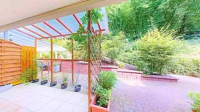 Кухиња; кухињски апарати, дрвени под, природно светло, модерни стил