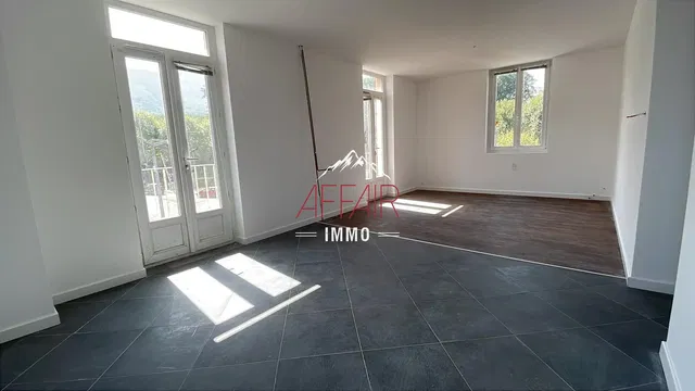 Kuchyně; kuchyňské spotřebiče, dřevěná podlaha, přirozené světlo, moderní styl