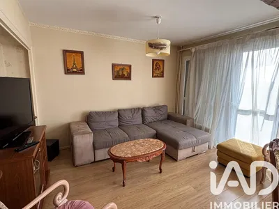 Kuchnia; sprzęt kuchenny, podłoga drewniana, światło dzienne, styl nowoczesny