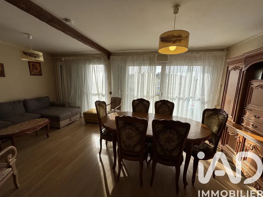 Salon; podłoga drewniana, światło dzienne, styl nowoczesny