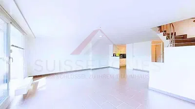 Кухиња; кухињски апарати, дрвени под, природно светло, модерни стил