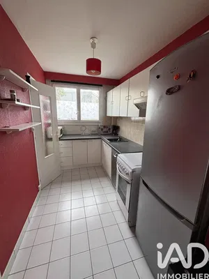 Kuchnia; sprzęt kuchenny, podłoga drewniana, światło dzienne, styl nowoczesny