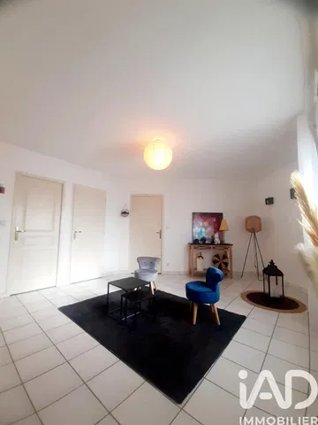 Keuken; keukenapparatuur, houten vloer, natuurlijk licht, moderne stijl