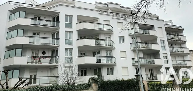 Salon; podłoga drewniana, światło dzienne, styl nowoczesny