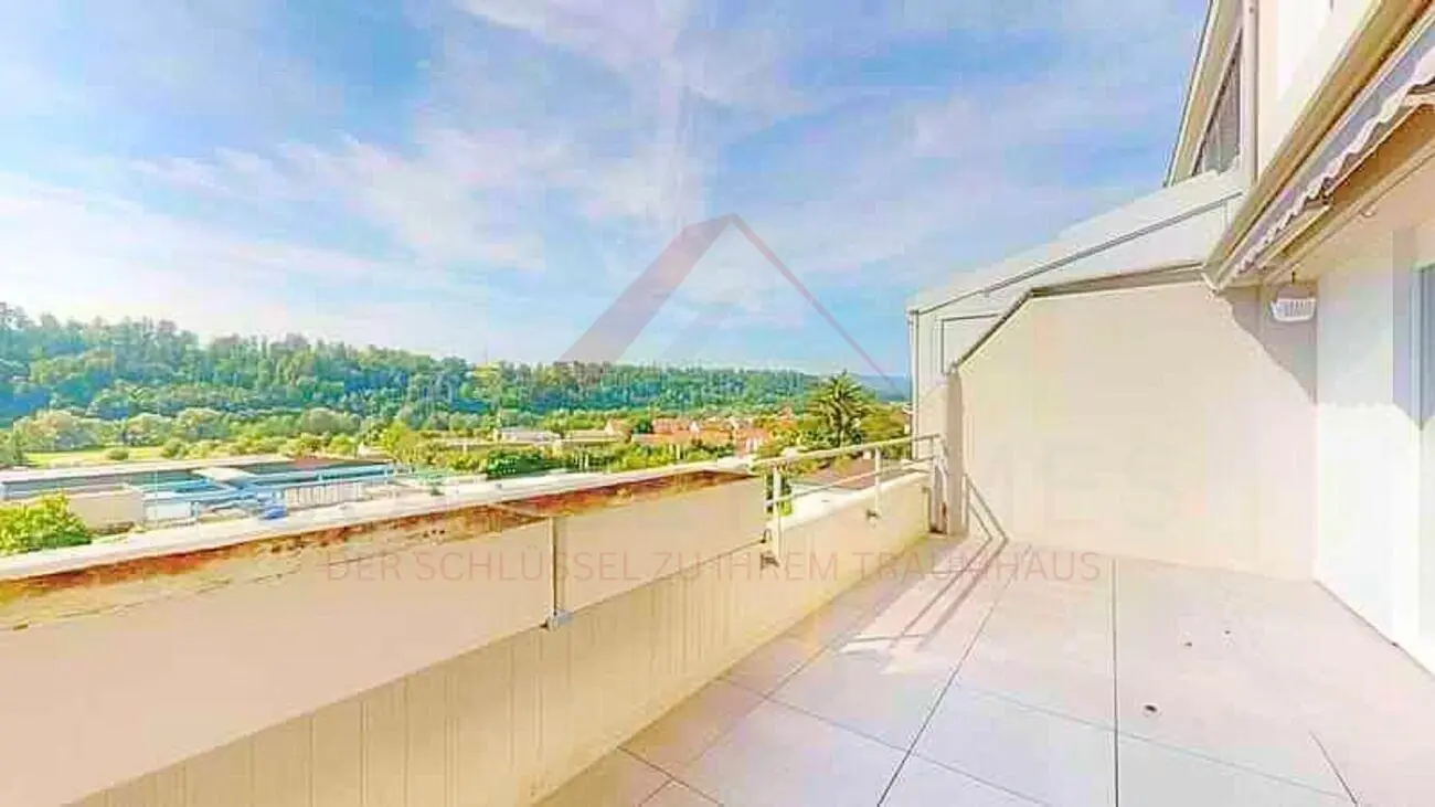 Woonkamer; houten vloer, natuurlijk licht, moderne stijl