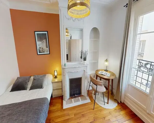 Cucina; elettrodomestici, pavimento in legno, luce naturale, stile moderno