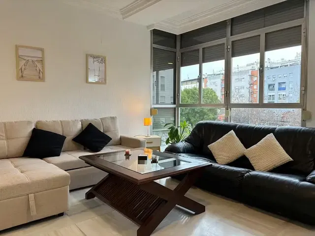 Cuisine; électroménager, parquet, lumière naturelle, style moderne