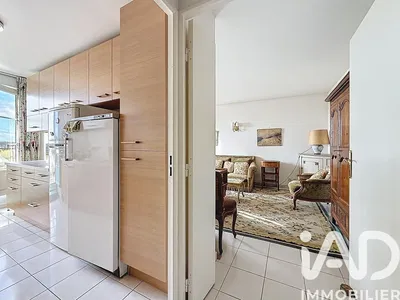 Woonkamer; houten vloer, natuurlijk licht, moderne stijl