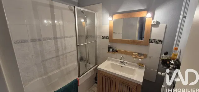 Woonkamer; houten vloer, natuurlijk licht, moderne stijl