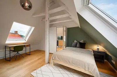 Kuchnia; sprzęt kuchenny, podłoga drewniana, światło dzienne, styl nowoczesny