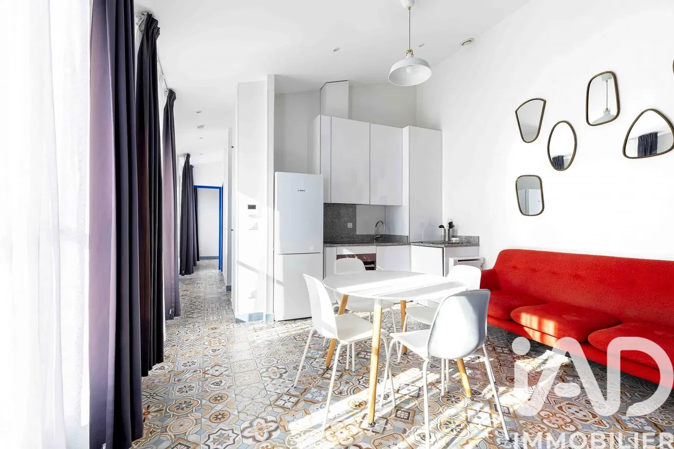 Kuchyně; kuchyňské spotřebiče, dřevěná podlaha, přirozené světlo, moderní styl