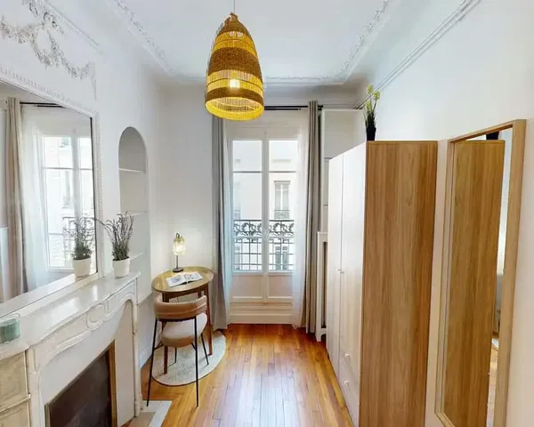 Cucina; elettrodomestici, pavimento in legno, luce naturale, stile moderno