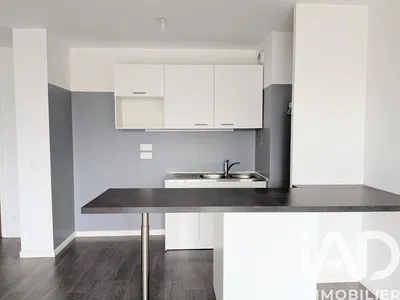 Κουζίνα; συσκευές κουζίνας, ξύλινο πάτωμα, φυσικό φως, μοντέρνο στυλ