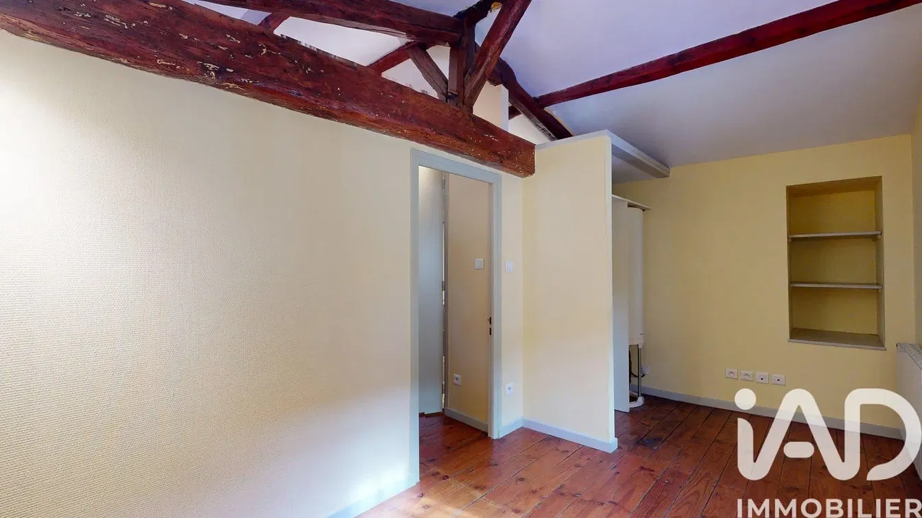 Kuchyně; kuchyňské spotřebiče, dřevěná podlaha, přirozené světlo, moderní styl