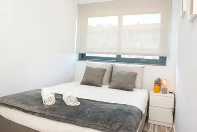 Küche; küchengeräte, holzboden, tageslicht, moderner stil