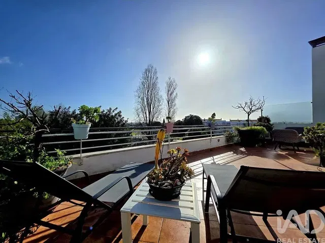 Kuchyňa; kuchynské spotrebiče, drevená podlaha, prirodzené svetlo, moderný štýl