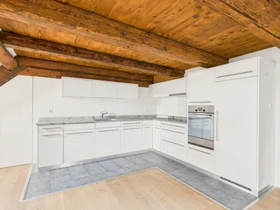 Cucina; elettrodomestici, pavimento in legno, luce naturale, stile moderno