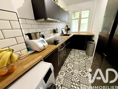 Cocina; electrodomésticos, suelo de madera, luz natural, estilo moderno