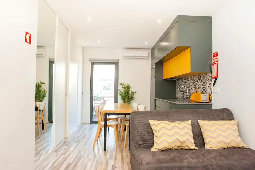 Cuisine; électroménager, parquet, lumière naturelle, style moderne