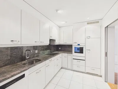 Cucina; elettrodomestici, pavimento in legno, luce naturale, stile moderno