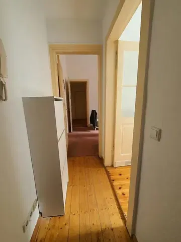 Κουζίνα; συσκευές κουζίνας, ξύλινο πάτωμα, φυσικό φως, μοντέρνο στυλ