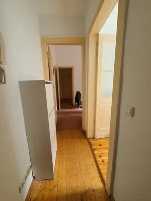 Mutfak; mutfak aletleri, ahşap zemin, doğal ışık, modern stil