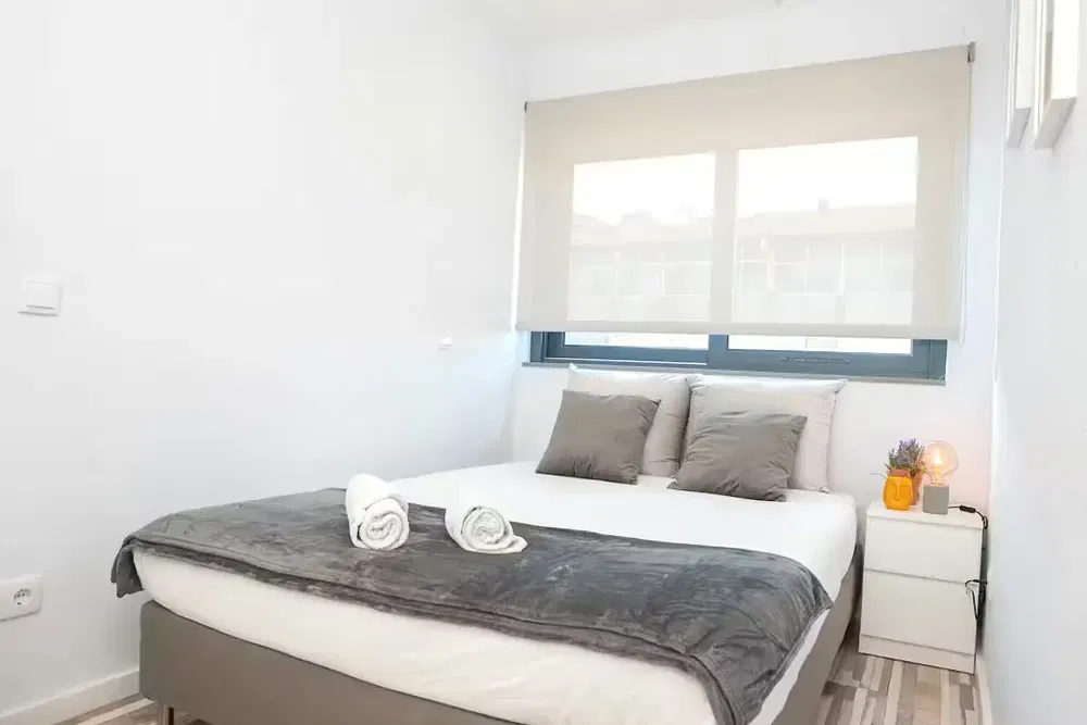 Kuchyně; kuchyňské spotřebiče, dřevěná podlaha, přirozené světlo, moderní styl