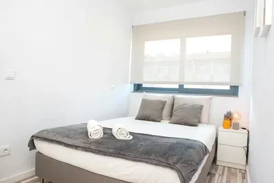 Küche; küchengeräte, holzboden, tageslicht, moderner stil