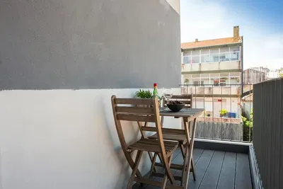 Cuisine; électroménager, parquet, lumière naturelle, style moderne