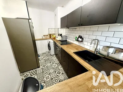 Cocina; electrodomésticos, suelo de madera, luz natural, estilo moderno