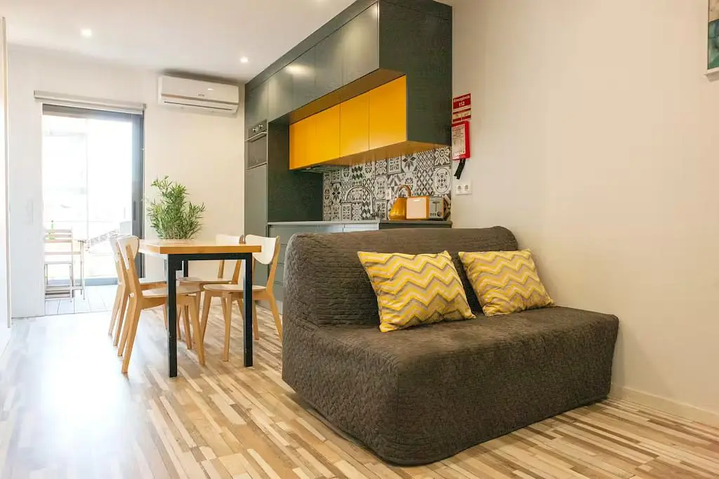 Soggiorno; pavimento in legno, luce naturale, stile moderno