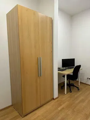 Woonkamer; houten vloer, natuurlijk licht, moderne stijl