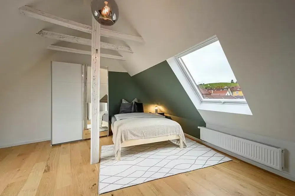 Kuchnia; sprzęt kuchenny, podłoga drewniana, światło dzienne, styl nowoczesny