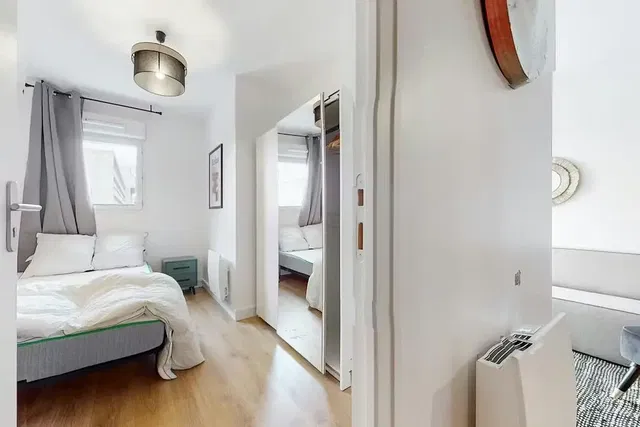 Cocina; electrodomésticos, suelo de madera, luz natural, estilo moderno