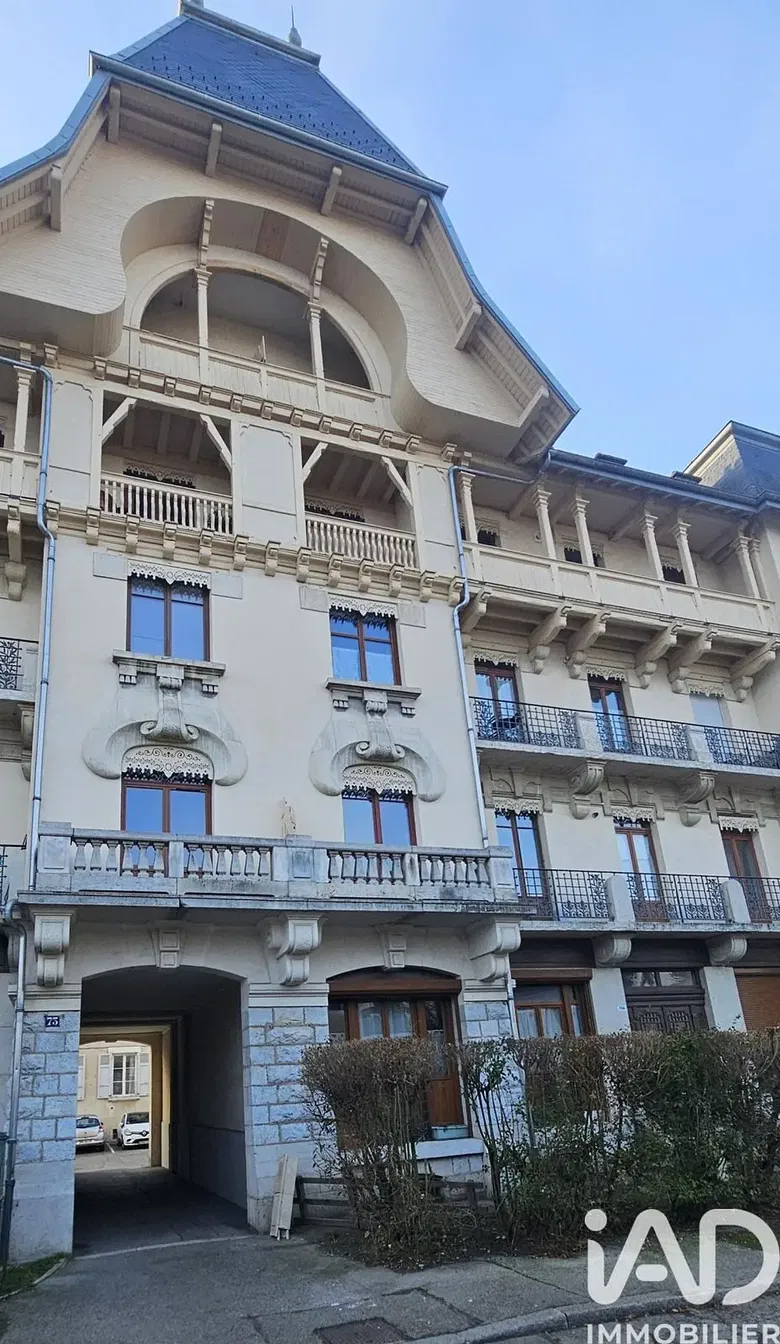 Küche; küchengeräte, holzboden, tageslicht, moderner stil