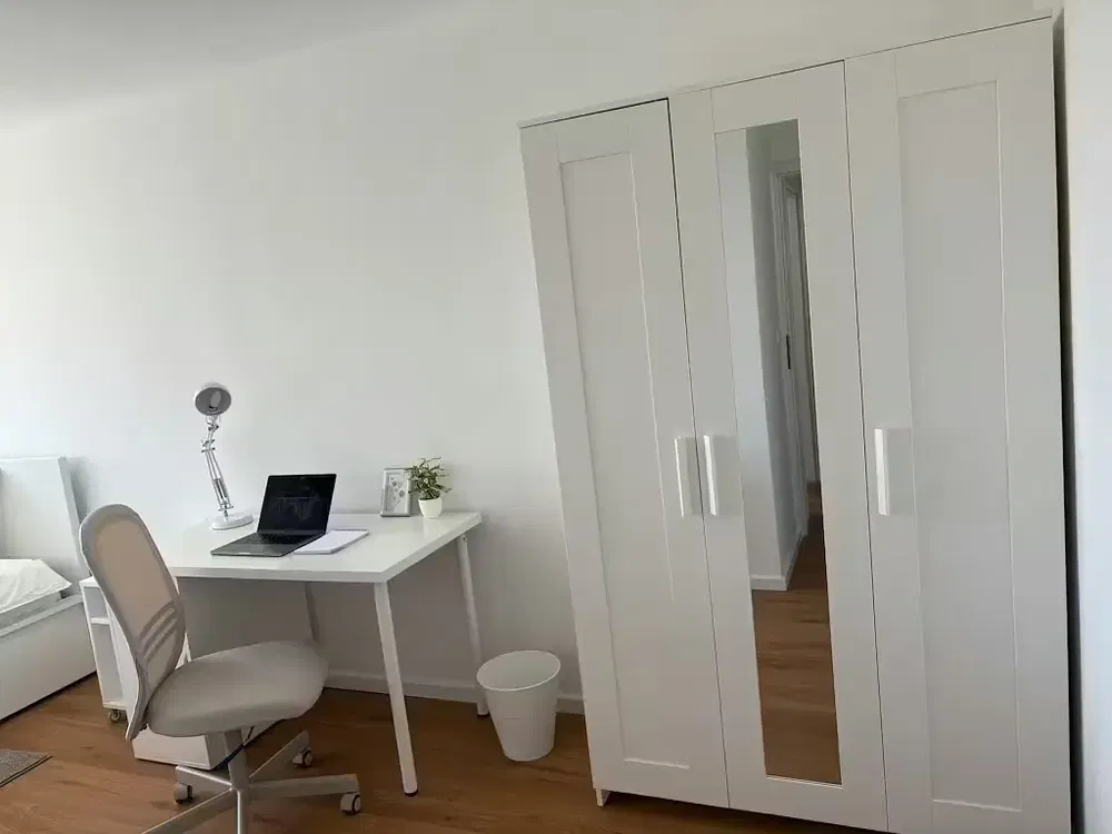 Kuchyně; kuchyňské spotřebiče, dřevěná podlaha, přirozené světlo, moderní styl