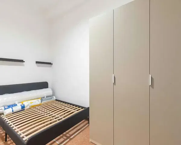 Kuchyně; kuchyňské spotřebiče, dřevěná podlaha, přirozené světlo, moderní styl