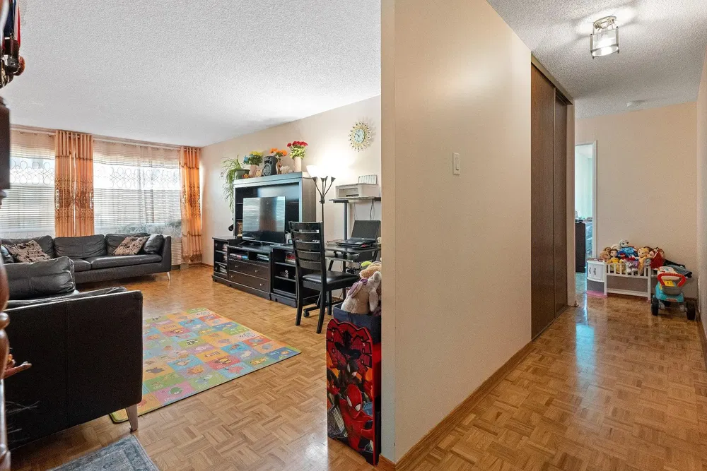 Obývací pokoj; dřevěná podlaha, přirozené světlo, moderní styl