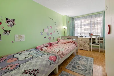 Kuchyně; kuchyňské spotřebiče, dřevěná podlaha, přirozené světlo, moderní styl