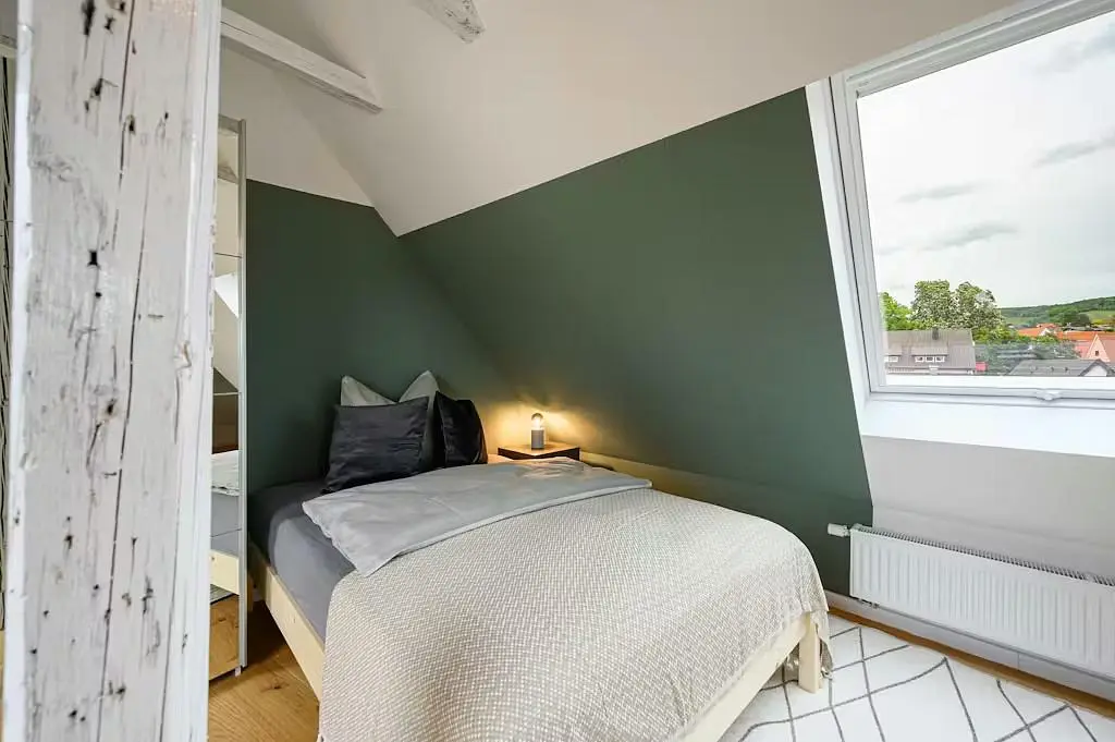 Kuchnia; sprzęt kuchenny, podłoga drewniana, światło dzienne, styl nowoczesny