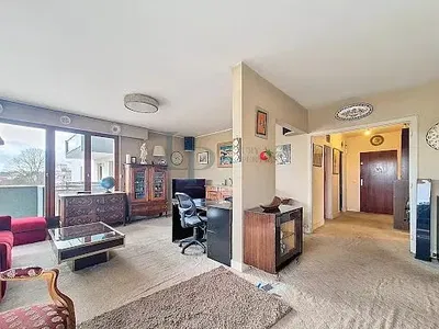 Kuchyně; kuchyňské spotřebiče, dřevěná podlaha, přirozené světlo, moderní styl